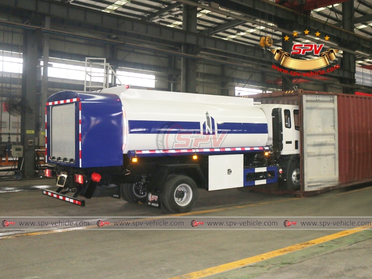 8,000 Litres Fuel Truck Sinotruk - Loading 8,000 Litres Fuel Truck Sinotruk - Loading